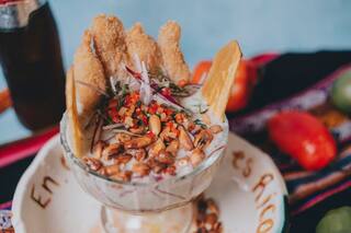 Leche de tigre con chicharrones de pescado