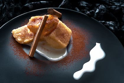 Leche frita espolvoreada con canela y cacao.