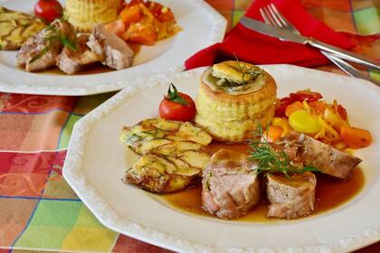 Lechón adobado de Navidad, ya emplatado