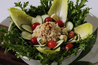 Lechuga, endivias, quinoa, cherries y pepinos, una ensalada bien fregad para el verano