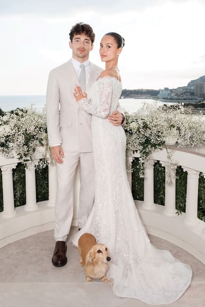 Leclerc y Alexandra eligieron Mónaco, el lugar de nacimiento del piloto, para su civil. Ella lució un vestido de Paul Vasileff para la casa australiana Paolo Sebastian, en encaje bordado con lentejuelas