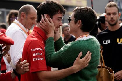 Leclerc y un momento muy emotivo: el saludo con la mamá de Anthoine Hubert, el piloto de F2 fallecido el sábado