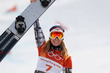Ledecka brilla también en snowboard
