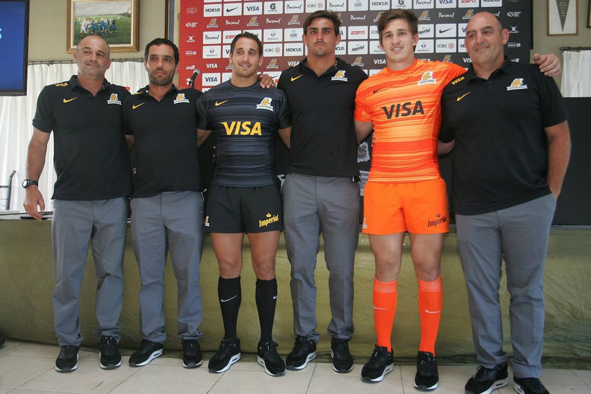 Ledesma (der.) y el nuevo capitán, Pablo Matera (entre Lezana y Tuculet); con su nuevo DT, la franquicia argentina se mide con Stormers, en Ciudad del Cabo; la meta, corregir errores del juego y mentales