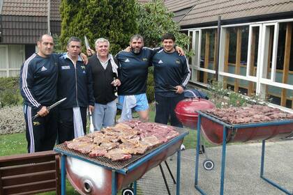 Ledesma, el doctor Botto, el manager Cubelli, Scelzo y Bustos, antes del asado Puma.