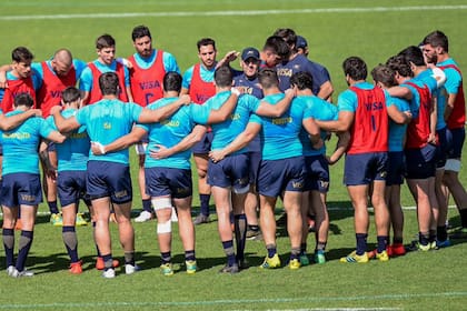 Ledesma hablándole al plantel; el entrenador es consciente de la frustración que generó el Mundial.
