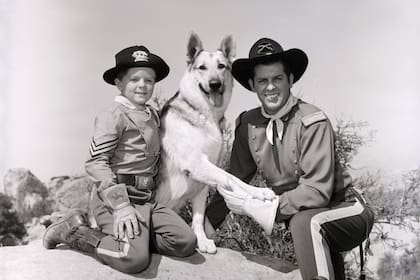 Lee Aaker junto al pastor alemán Rin Tin Tin y el actor James Brown, en una de las tantas imágenes de Las aventuras de Rin Tin Tin, la serie por la cual ganó fama pero pocos dólares
