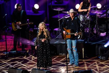 Lee Ann Womack y Alan Jackson actúan en la 14ta entrega anual de los premios de la Academia de la Música Country, el miércoles 25 de agosto de 2021 en el Ryman Auditorium en Nashville, Tennessee. (Foto por Amy Harris/Invision/AP)