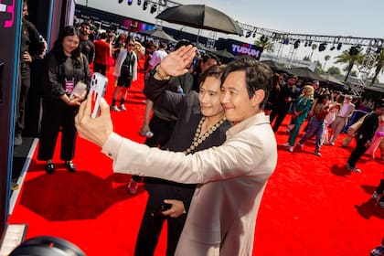 Lee Byung-hun y Lee Jung-jae, en la alfombra roja del evento Tudum organizado por Netflix