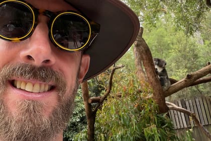 Lee en Australia (junto a un koala)