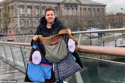 Lee estuvo astuto y le pidió a un modista para que le agregue bolsillos gigantes a un saco y, en ellos, metió mucha ropa que no tuvo que pagar y en ellos metió mucha ropa.