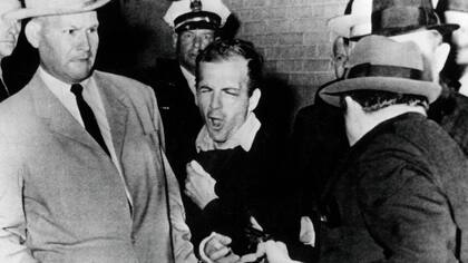 Lee Harvey Oswald, señalado como el magnicida del presidente estadounidense John Fitzgerald Kennedy, es asesinado por Jack Ruby un día como este de 1963