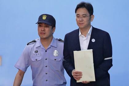 A raíz de la polémica fusión de dos filiales del gigante surcoreano, Samsung, el heredero de la firma, Lee Jae-yong, fue acusado de manipulación de precios, pero finalmente un tribunal de ese país rechazó emitir una orden de detención solicitada por la fiscalía