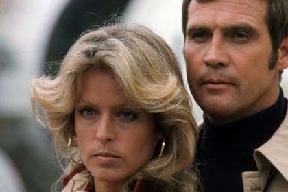 Lee Majors junto a Farrah Fawcett, una dupla muy atractiva