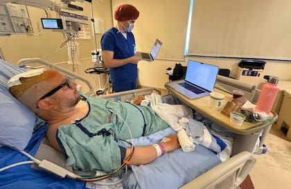 Lee Marten se sometió a una cirugía innovadora en la que incrustaron el chip en su cerebro sin extraerle parte de la corteza que protege a las neuronas