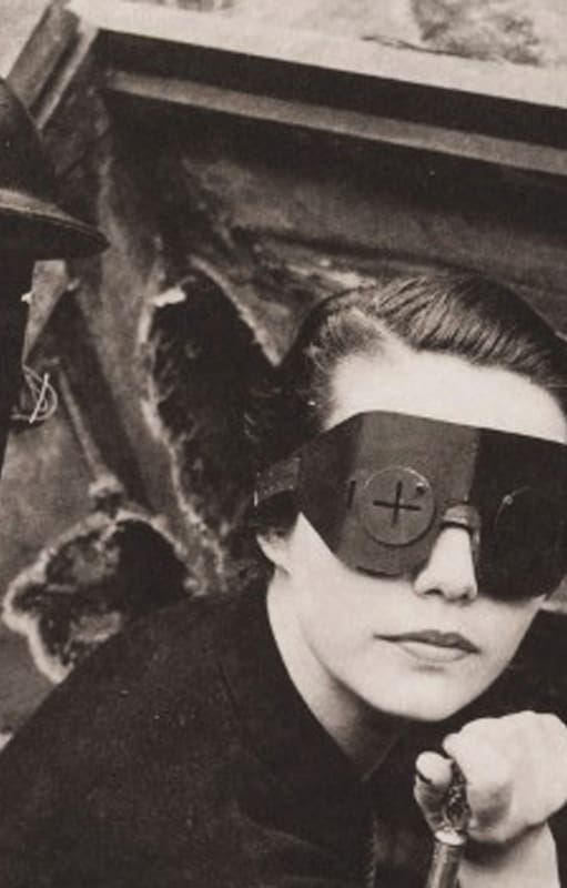 Lee Miller retrató la guerra con poderosas imágenes como Fire Masks, Downshire Hill, London (1941) que se encuentra en el libro Las vidas de Lee Miller