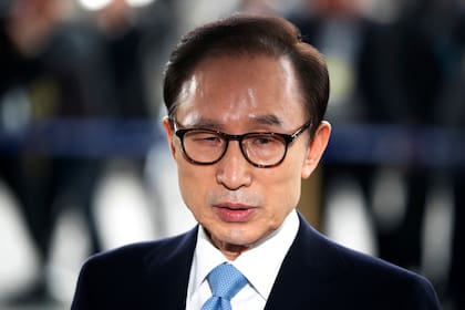 Lee Myung-bak es el cuarto expresidente de Corea del Sur que es condenado por corrupción tras su mandato
