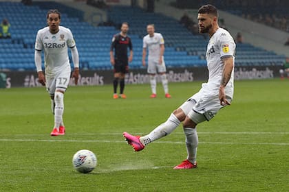 El polaco Mateusz Klich convierte el gol de penal que significó el 1-0 de Leeds, dirigido por Marcelo Bielsa, frente a Stoke City.