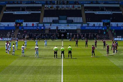 El minuto de silencio en homenaje a Jack Charlton