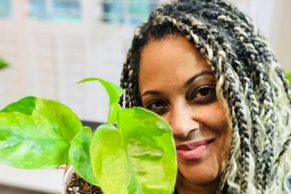 Leena Pettigrew vende plantas de interior en línea desde su garaje en Texas