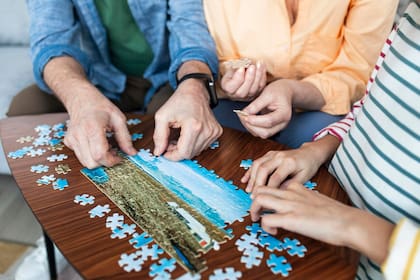 Leer, jugar al ajedrez o armar un rompecabezas pueden hacer mucho por tu memoria