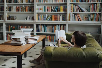Leer un libro, practicar técnicas de relajación o tomar un baño tibio son útiles para preparar el cuerpo y la mente para el sueño