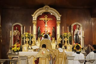 Así vive el grupo ultraconservador que desafía al Papa y tilda de herejía algunos de sus actos