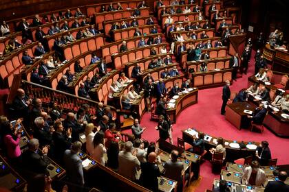 Legisladores debaten en el Senado, en Roma, el jueves 14 de julio de 2022, antes de someter a votación un proyecto de ley que abarca varias medidas económicas. (AP Foto/Gregorio Borgia)