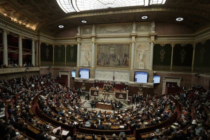 Legisladores escuchan al primer ministro francés, François Bayrou, pronunciar su discurso de política general, el 14 de enero de 2025 en la Asamblea Nacional en París. El lunes, los legisladores franceses debatirán las conclusiones de la comisión parlamentaria sobre el presupuesto 2025