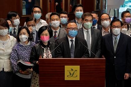 Legisladores pro China hablan don reporteros tras aprobar una ley de enmienda electoral que reduce drásticamente el derecho al voto, el jueves,  27 de mayo del 2021. (AP Foto/Vincent Yu)