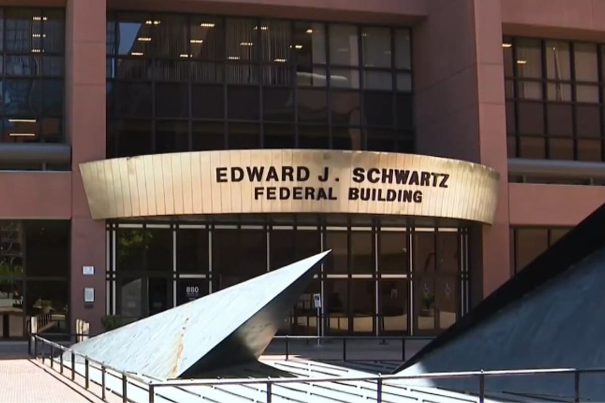 Legisladores quisieron inspeccionar el centro de detención del sótano del edificio federal Edward J. Schwartz, pero no pudieron