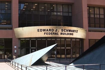 Legisladores quisieron inspeccionar el centro de detención del sótano del edificio federal Edward J. Schwartz, pero no pudieron