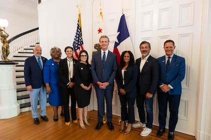 Legisladores texanos viajaron a California para alertar a Newsom sobre lo que llamaron un plan del "trumpismo" para manipular las elecciones de 2026