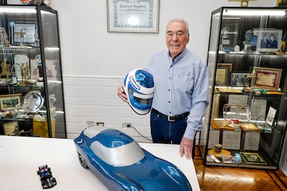 Legnani, con casco y todo, junto a una réplica de la Huayra construida por Heriberto Pronello: una joya de los Sport Prototipo