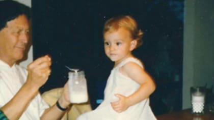 ¿Adivinan quién es esta niña junto a su abuelo?