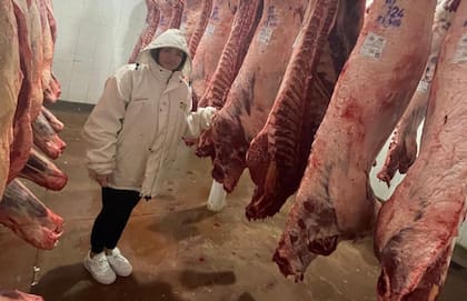 Leila Azan en el frigorífico del pueblo