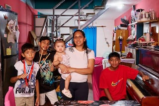 No tiene casa, es empleada doméstica y sus hijos ya tocan a Beethoven