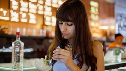 Leila López prueba el helado de gin en Alchemy