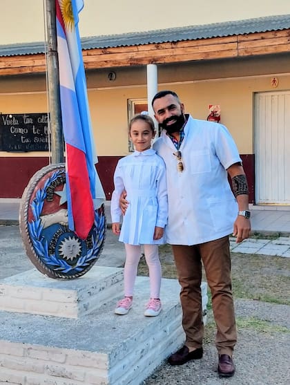 Leissa junto a su hija Vilma en la escuela primaria N° 12 de Ceibas, Entre Ríos