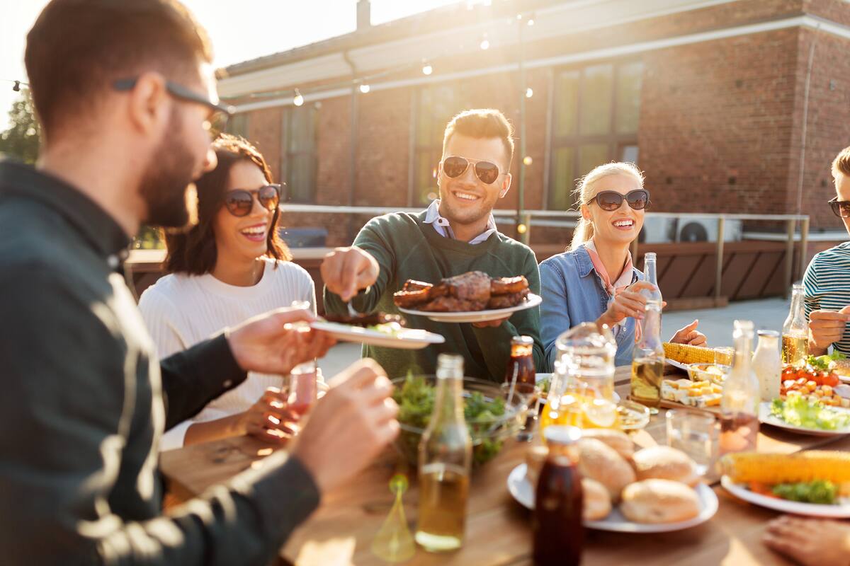 “Todo no se puede”. Evitar bebidas dulces, priorizar platos chicos y otras claves para sobrevivir a los encuentros de fin de año