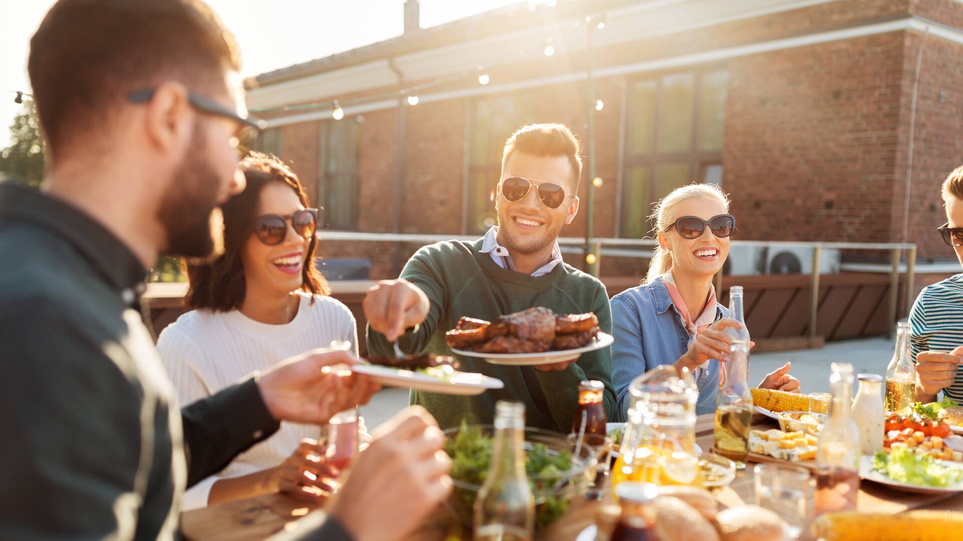 “Todo no se puede”. Evitar bebidas dulces, priorizar platos chicos y otras claves para sobrevivir a los encuentros de fin de año