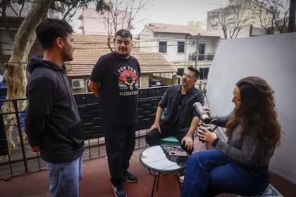 "Lejos de alejarse, mis amigos se quedaron y me acompañaron durante todo el proceso; siempre digo que fueron ellos quienes me salvaron", cuenta Gonzalo