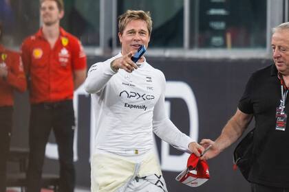 Lejos de allí, el actor estadounidense Brad Pitt fue fotografiado mientras se tomaba un descanso durante el rodaje de una escena de su nueva película F1, dirigida por Joseph Kosinski, en el Circuito Yas Marina en Abu Dhabi
