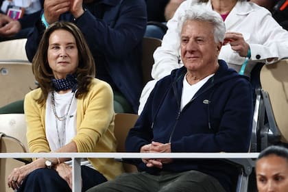 Lejos de allí, en París, Dustin Hoffman y su esposa Lisa presenciaron uno de los partidos de las semifinales individuales masculinas del torneo Abierto de Francia en la cancha Philippe-Chatrier, en el complejo Roland-Garros