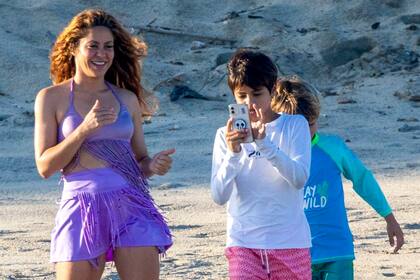 Lejos de Gerard Piqué, Shakira disfruta del sol y del calor en la costa mexicana