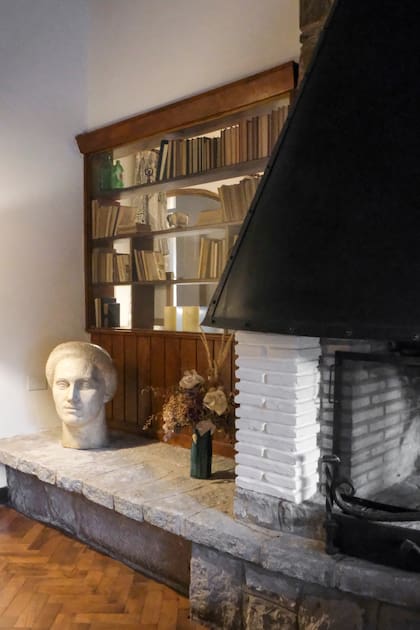 Lejos de la decoración genérica típica de los alquileres temporarios, las tres casas tienen muchos objetos personales y detalles decorativos