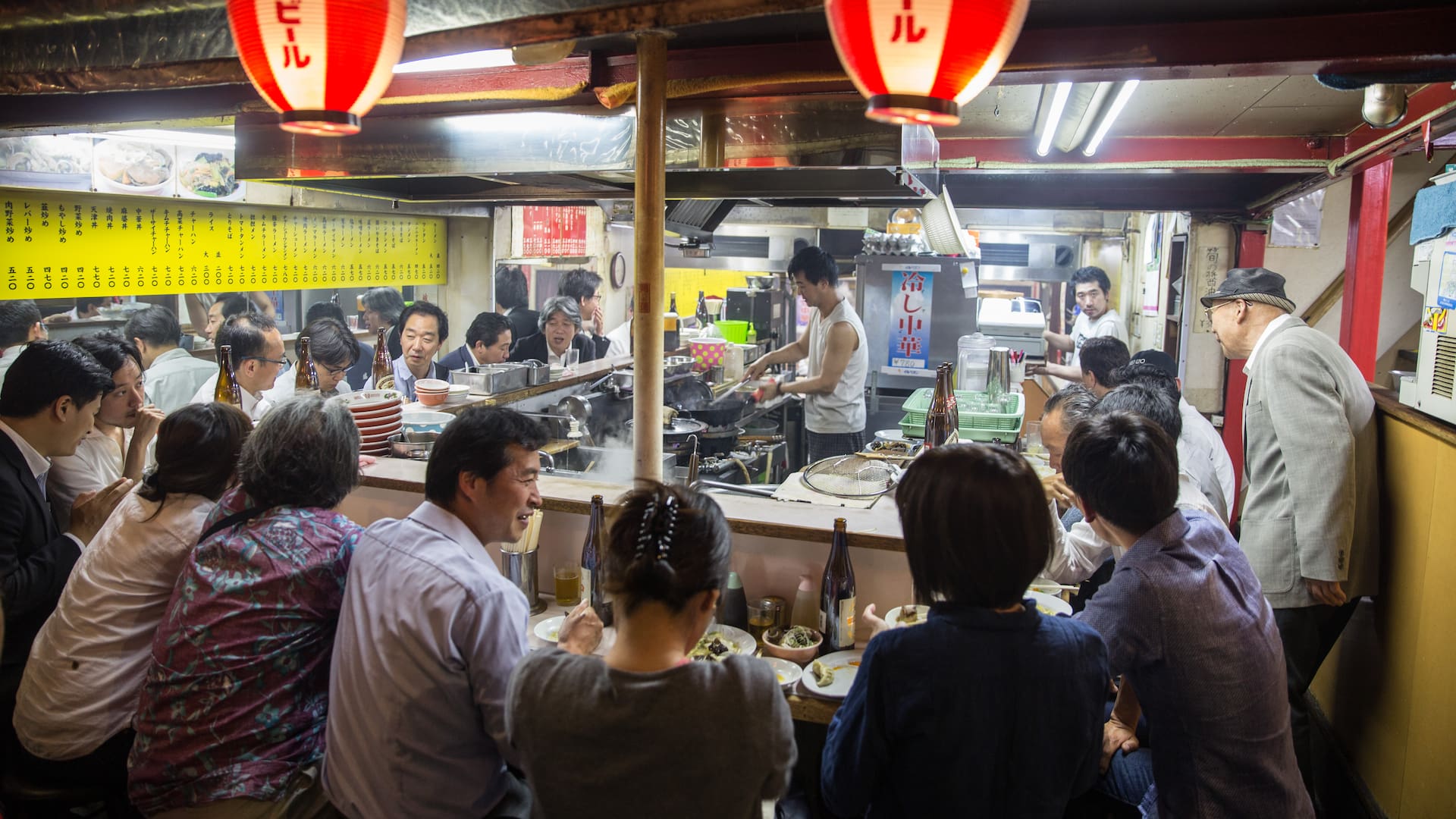 En las izakaya reina la informalidad: se come en la barra y los comensales socializan aunque no se conozcan.