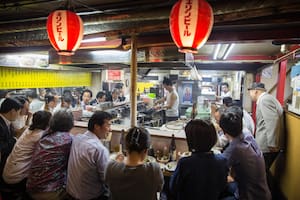Lejos de la imagen sobria y silenciosa de los japoneses, en las izakaya reina un gran jolgorio, entre litros de sake, cerveza y platitos de la cocina nipona a un módico precio.