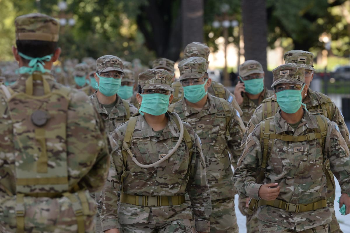 Lejos de las operaciones de los años 70, el Ejército se concentra hoy en la atención de la emergencia sanitaria, a través del reparto de bolsones de alimentos y apoyo logístico