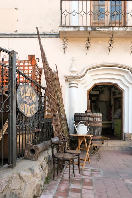 Lejos de lo que uno imagina al pasar, El Sótano del Toboso tiene un gran local con subsuelo y patios llenos de piezas únicas